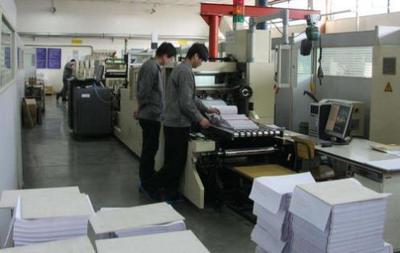 男子從只有三臺機器和員工的圖文店,發展成如今世界500強企業